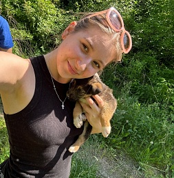 В Рязани волонтеры спасли упавшего в колодец щенка