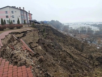 В Рязани обрушился подмытый склон у жилых домов в Канищеве