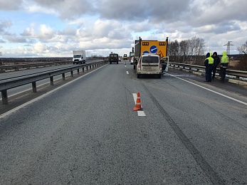 Под Рязанью легковушка влетела в строительный самосвал