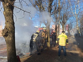 В Рязани пожарные потушили Chevrolet Niva на Затинной
