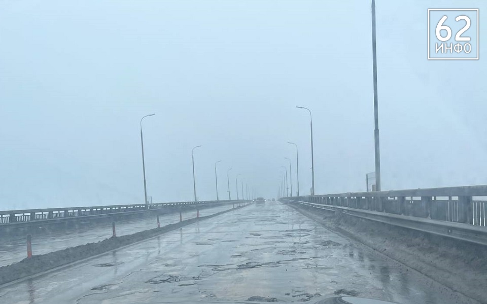 Яма на яме: на Солотчинском мосту асфальт продолжает сходить со снегом - 62ИНФО