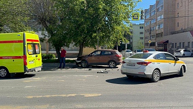 В Рязани реанимация приехала к ДТП с такси и Hyundai на Грибоедова