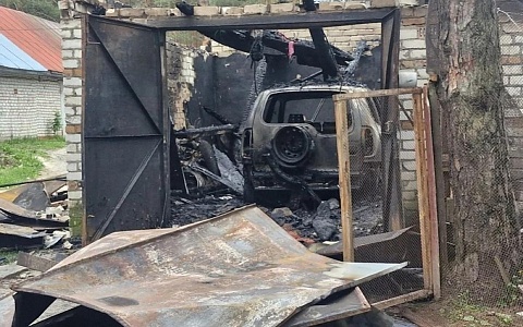 В Касимове горели гараж и автомобиль