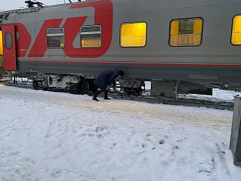 На рязанских железнодорожных вокзалах идёт уборка снега