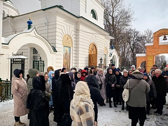 Десятки рязанцев пришли в мороз на Скорбященское кладбище