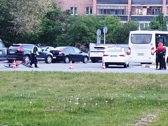 На Черновицкой велосипедист попал под автобус