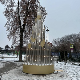 Все со смыслом: в Новослободском сквере Рязани сделали аллею креативных елок