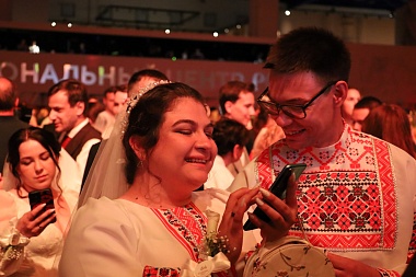 Лето любви: Рязанский ЗАГС показал фотосессии свадеб с июня по август