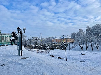 Снег и гирлянды превратили Рязань в новогоднюю открытку