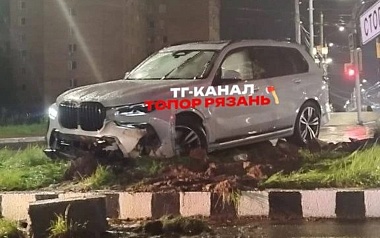 BMW врезался в бордюр и вылетел на газон на Первомайском проспекте