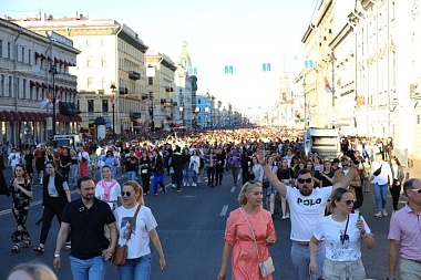 Во взрослую жизнь: фоторепортаж с праздника выпускников «Алые паруса»