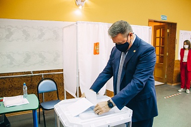 Губернатор Николай Любимов проголосовал на выборах в Госдуму - 62ИНФО Губернатор Николай Любимов проголосовал на выборах в Госдуму