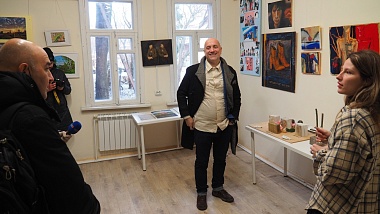 Писатель Прилепин открыл мемориальную табличку на фасаде «Есенин Центра» в Рязани