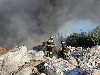 В Рязани огнеборцы тушат пожар на улице Связи