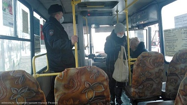 В Рязани полиция проконтролировала ношение масок в маршрутках центра города