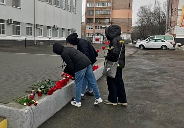 Губернатор Павел Малков возложил цветы к стихийному мемориалу в память о жертвах теракта «Крокусе»  - 62ИНФО Губернатор Павел Малков возложил цветы к стихийному мемориалу в память о жертвах теракта «Крокусе»