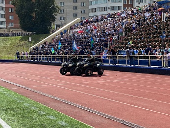 В Рязани День ВДВ отметили показательными выступлениями десантников и прыжками с парашютом