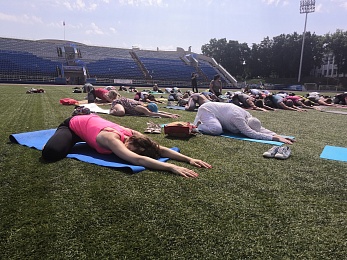 Рязанцы отметили Международный день йоги с доктором Савитой Хариш из Индии - 62ИНФО Рязанцы отметили Международный день йоги с доктором Савитой Хариш из Индии