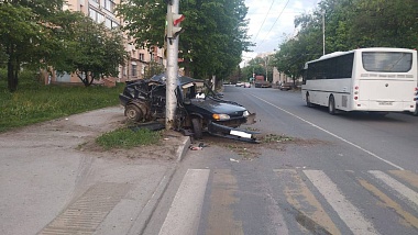 Рязанец потерял управление и врезался в столб на улице Свободы