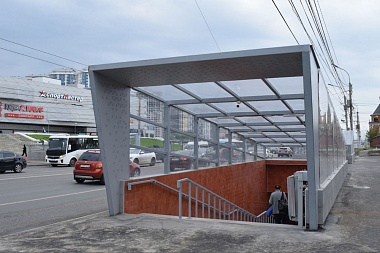 Камеры и 12 советских панно: мэр Артемов показал ремонт перехода у "Барса"