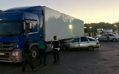 В Рязани двое пострадали в ДТП с ВАЗ-21124 и двумя Mercedes на трассе М-5