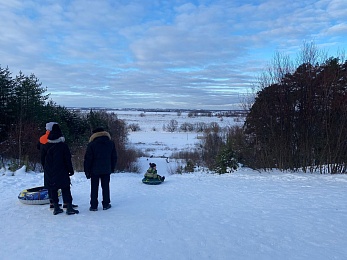 Рискованная забава: рязанцы продолжают кататься на  «ватрушках» с Лысой горы в Солотче
