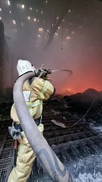 Огонь охватил предприятие «Стройполимер» на 1500 квадратных метрах в Шиловском районе