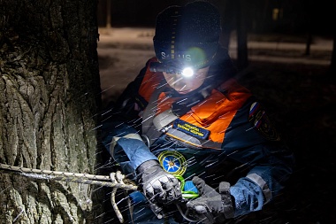Волонтеры МСО РязГМУ "Salus" сняли с гнилого дерева замерзшего кота