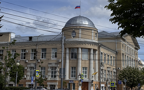 На здании администрации Рязани приспустили флаг России