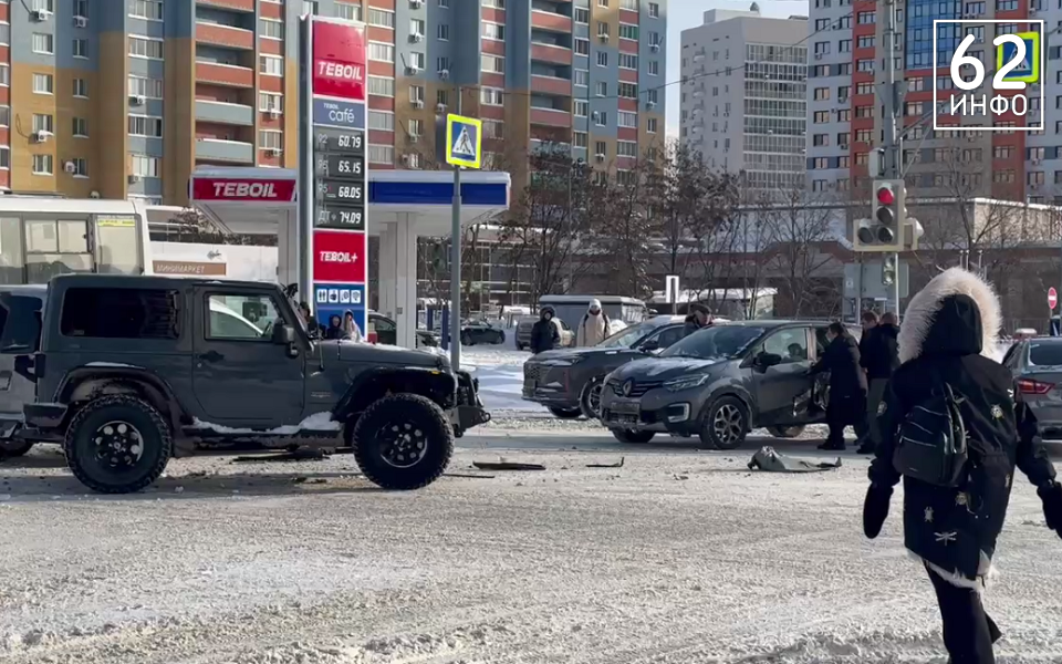 Реанимация и МЧС: в Рязани Renault попал в ДТП на перекрестке Кальной и Есенина - 62ИНФО
