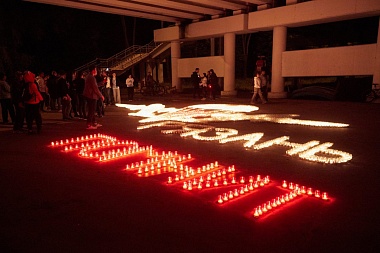 В рязанском Лесопарке свечами выложили символ ВДВ
