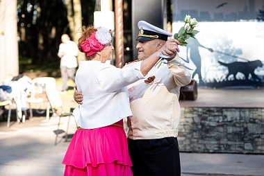 В Рязани в Лесопарке танцуют за активное долголетие - 62ИНФО В Рязани в Лесопарке танцуют за активное долголетие