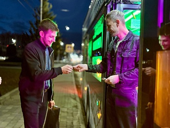 Свадьба в троллейбусе и по-русски: ЗАГС показал фото рязанских молодоженов марта 