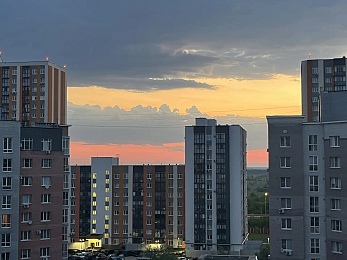 Небо за нас: в Рязани сфотографировали рассвет в цветах флага России