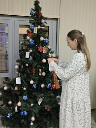 Елку в перинатальном центре наряжают всем миром