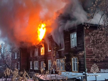 МЧС: пожар двухэтажного дома на Лесопарковой в Рязани тушили 39 человек