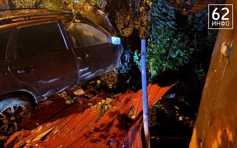 Касимовец снёс забор дома в посёлке Елатьма - 62ИНФО