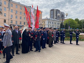 В Рязани 9 Мая возложили цветы к Вечному огню и развернули Георгиевскую ленту