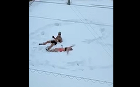 Плавки, купальник, снежки: рязанцы устроили свидание в сугробах на крыше