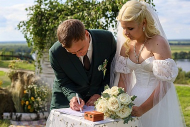 Денис Боков стал гостем на свадьбе Сергея и Анастасии Есениных в Константинове