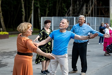 В Рязани в Лесопарке танцуют за активное долголетие - 62ИНФО В Рязани в Лесопарке танцуют за активное долголетие