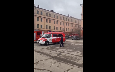 Восемь пожарных машин тушат горящее здание Училища связи на Каширина в Рязани