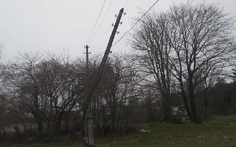 Рязанцы сообщили об опасном столбе в Полково