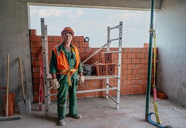 Компания «Зелёный сад» рассказала о перспективе работы каменщиком