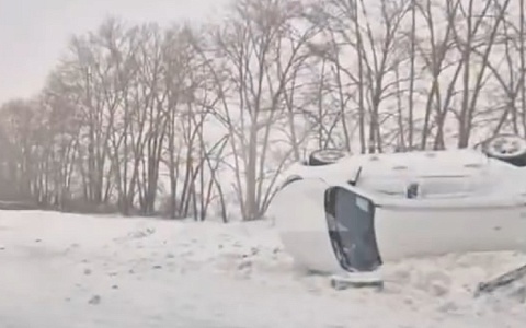 На трассе в Михайловском округе перевернулся внедорожник
