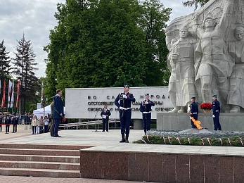 В Рязани 9 Мая возложили цветы к Вечному огню и развернули Георгиевскую ленту