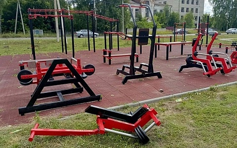 В Ермиши вандалы сломали тренажёр на площадке ГТО