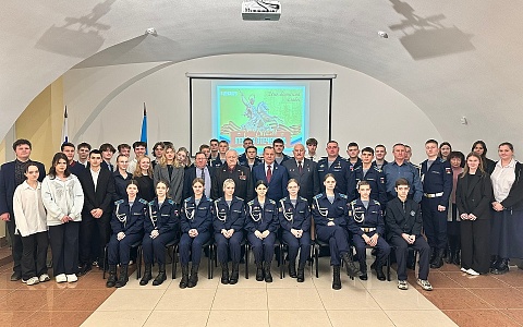 Сенатор Игорь Мурог в преддверии Дня Героев Отечества встретился со школьниками