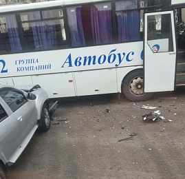 На Ряжском шоссе в Рязани произошло серьёзное ДТП с автобусом 