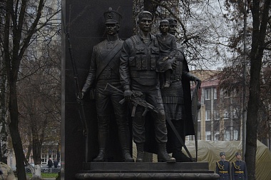 В Рязани открыли памятник погибшим росгвардейцам и их предшественникам - 62ИНФО В Рязани открыли памятник погибшим росгвардейцам и их предшественникам